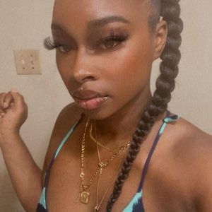 Meet your Posher, Leslie